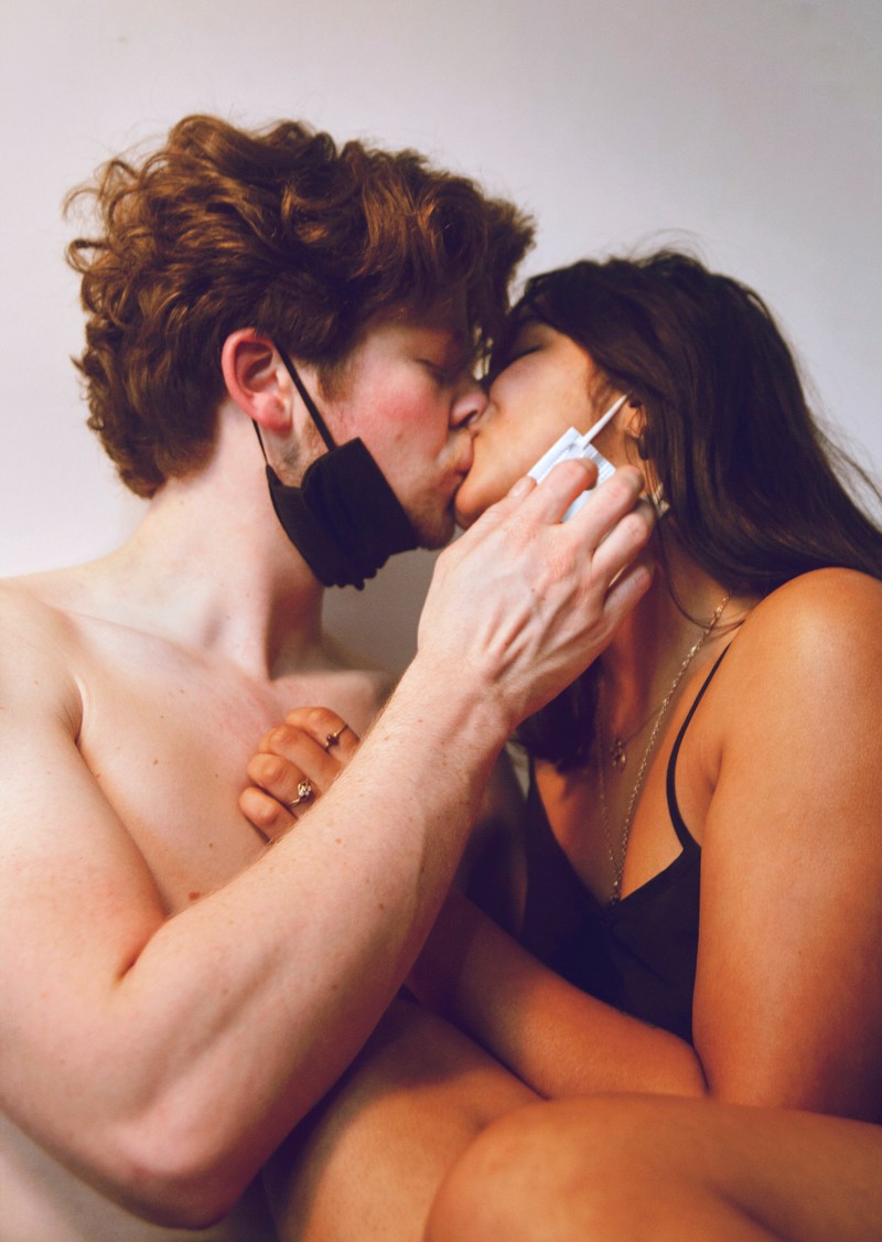 Fotos íntimas de parejas que se conocieron durante la pandemia: bit.ly/2HJ5C1I 📷