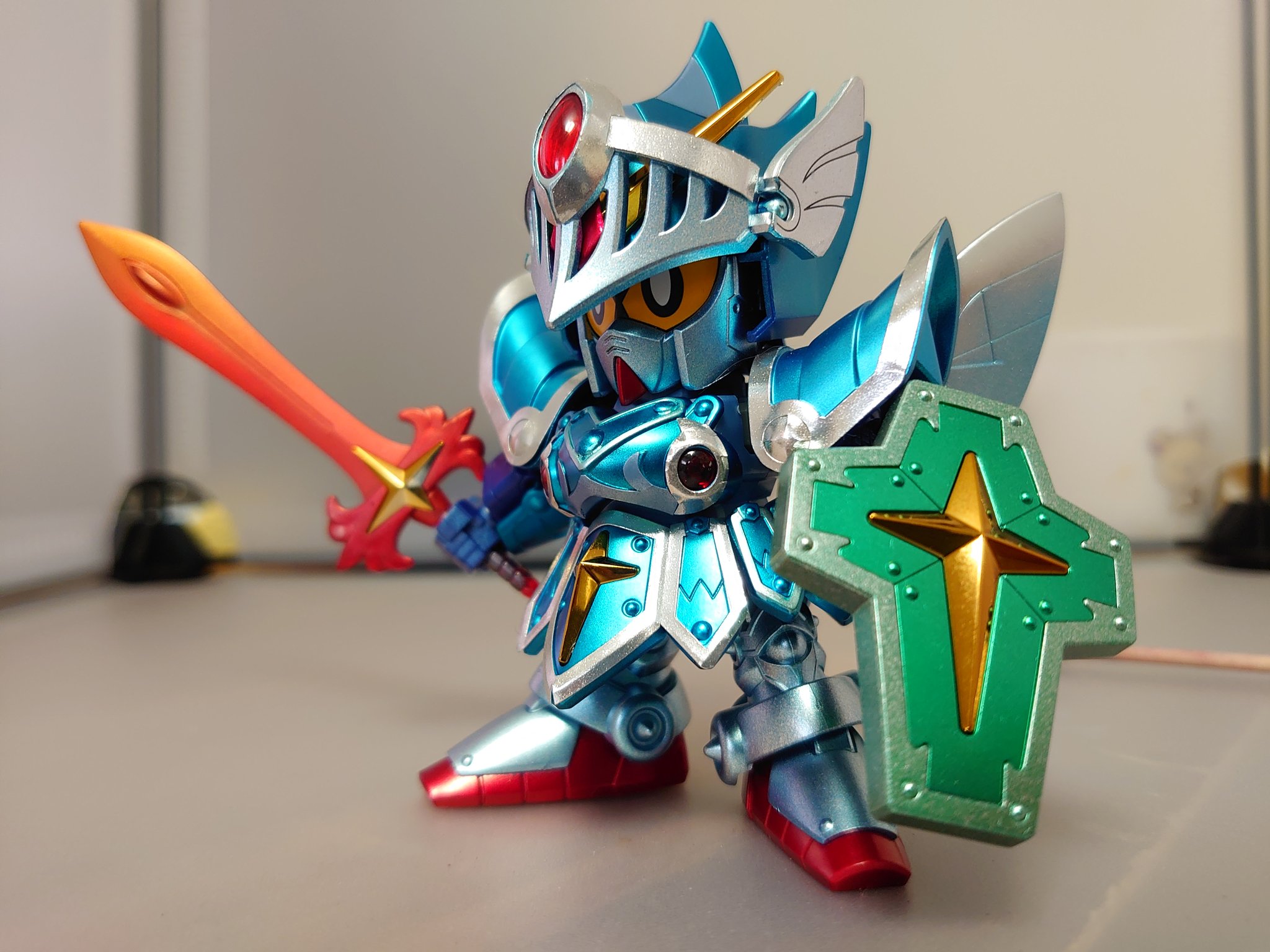 くまチョップ フルアーマー騎士ガンダム リペイント 本体や翼を成形色からメタリックブルー シャインシルバーでアイスシルバー風に 力の盾をルミナスメタグリーン 内側 シャインシルバー 外側 炎の剣をクリアレッドそのままからロイヤルメタレッド