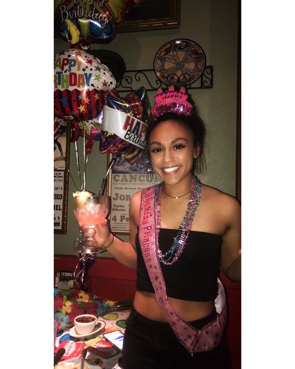 Daaniellee3's tweet photo. twenty-four 🤪 https://t.co/VIj253Hfs9