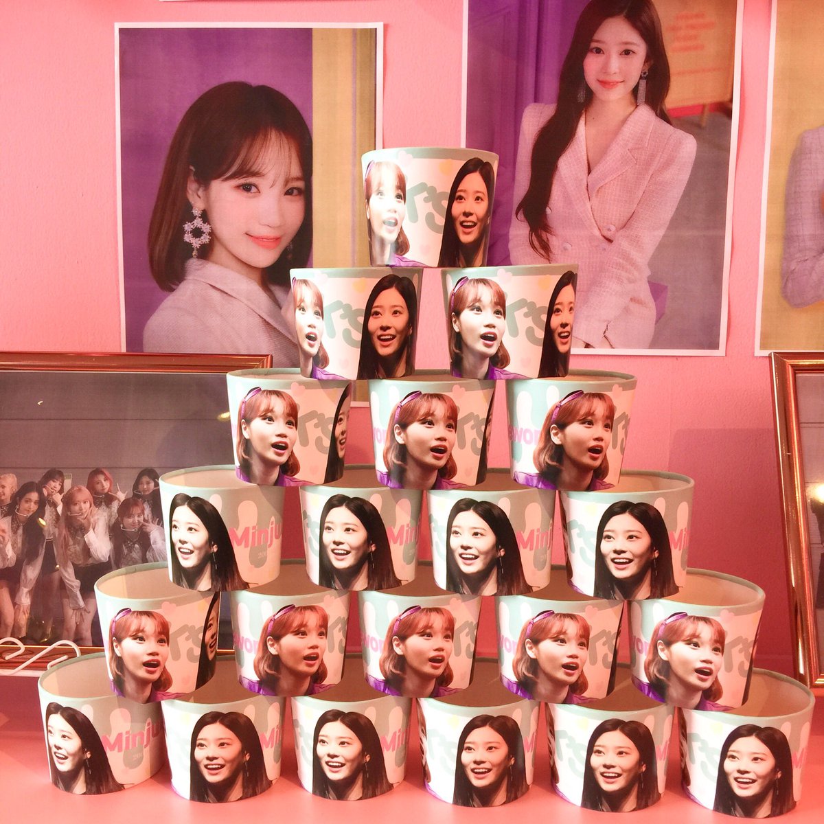 pinkjackcafe's tweet photo. 🧚‍♀️𝖪𝖨𝖬𝖪𝖨𝖬'𝗌 𝟤𝗇𝖽 𝖺𝗇𝗇𝗂𝗏𝖾𝗋𝗌𝖺𝗋𝗒🐸

🥳IZ*ONEのキムキムズことチェウォンとミンジュ2周年をお祝いしてカップホルダーイベントを開催中🎂
master:@full_moon_room様
design:@peace_hlw様

開催中です💁✨
特典有り🌼

2周年のお祝いですよ🎉

#IZONE #キムキムズ #chaewon #minju https://t.co/qXPpsDjtl3