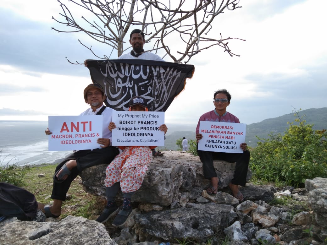 handoko83399836's tweet photo. Penistaan agama Islam terus terjadi karena mereka berlindung di balik topeng buruk demokrasi. Saatnya khilafah sebagai perisai agar penistaan tidak lagi terjadi

#JogjaBerbarisBelaNabi
#JogjaBergerakBelaRasul
#RasulKamiTeladanKami
#LaknatBagiPenghinaNabi https://t.co/zIiJXa5fmW