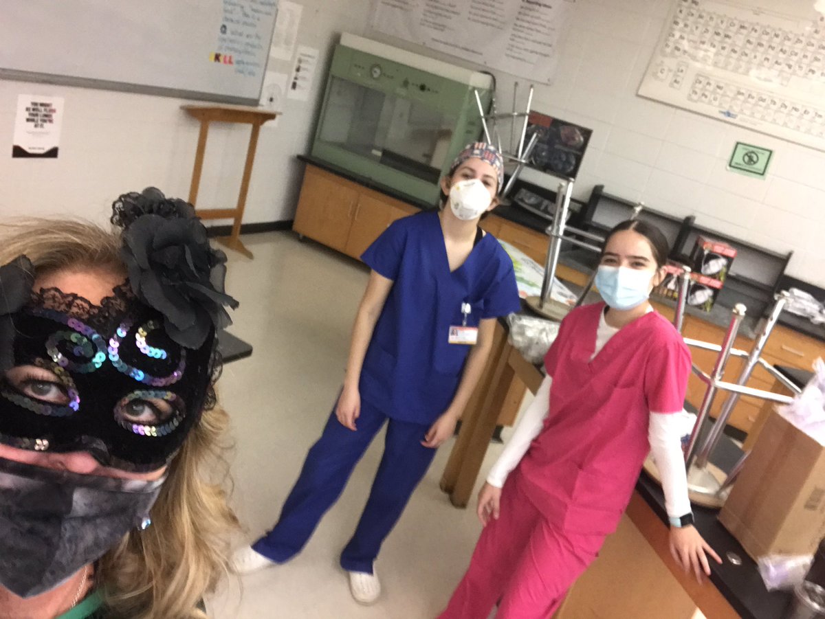 Loved seeing students on campus today! Masks, social distancing.... harvest fest and lab supplies 🖤🎃🖤