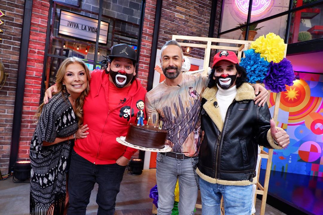 Arenitas_FC's tweet photo. #HBDCarlosArenas 🎉 🎂 🎉 🎂 #PreCumple 🎉 🎂 #Foticos 📸 #CarlosArenas #Charlie #Charly #Caballo #Carlos #Arenas #carlosarenas #Mimi #Monica #Maky #Pau #Quirarte #Hiram #SaleElSol #SaleElSoltv #ImagenTV 💯 @Carlos_ArenasTv https://t.co/xmZe1dPdP3
