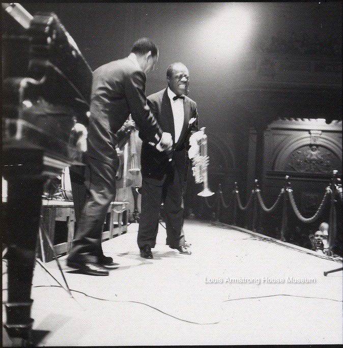 THREAD: 65 years ago today, Louis Armstrong and the All Stars played the Concertgebouw in Amsterdam. Columbia Records recorded it, releasing part of it on “Ambassador Satch.” We have LOTS of photos onstage and backstage—and we’re going to share them right here! The first 4: