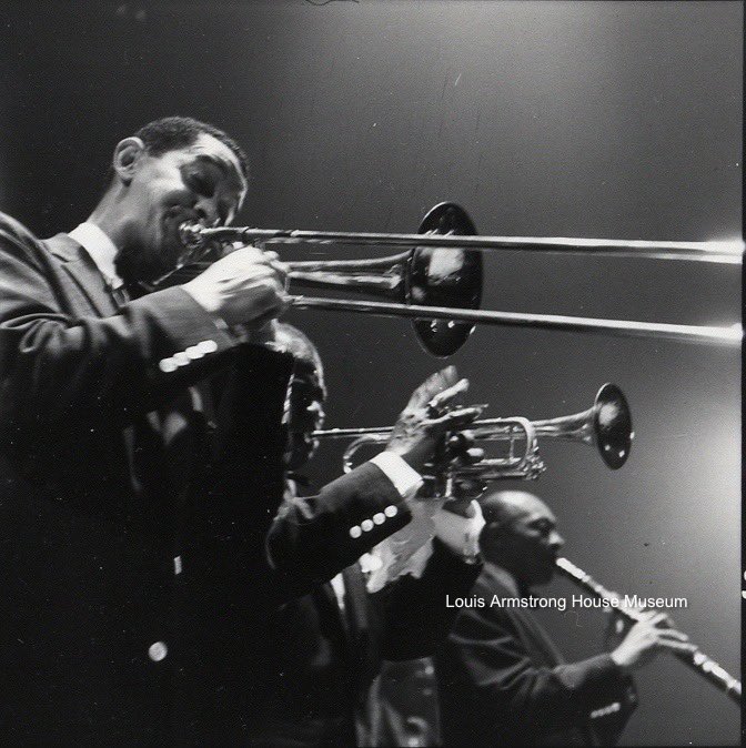 THREAD: 65 years ago today, Louis Armstrong and the All Stars played the Concertgebouw in Amsterdam. Columbia Records recorded it, releasing part of it on “Ambassador Satch.” We have LOTS of photos onstage and backstage—and we’re going to share them right here! The first 4: