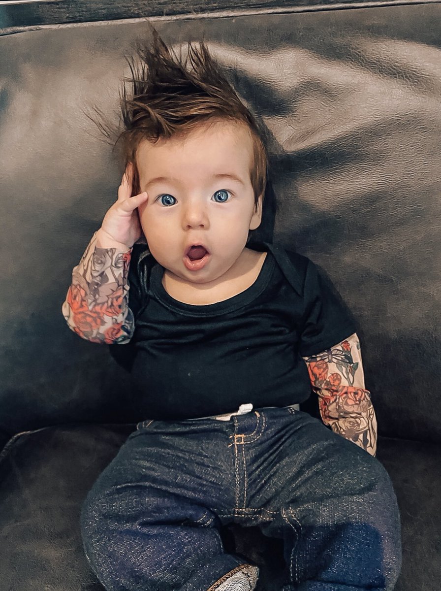 mrs_aubreesmith's tweet photo. I didn’t choose the 𝖙𝖍𝖚𝖌 𝖑𝖎𝖋𝖊. The thug life 𝗰𝗵𝗼𝘀𝗲 𝗺𝗲. 🤟🏼
@adamlevine
#BoSmith #nextadamlevine #halloween2020 #thuglife #babythug #sohandsome #4monthsold #mybabyboy https://t.co/vT2tvHeu69