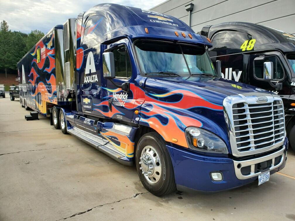 TeamHendrick's tweet photo. Ready to roll to @MartinsvilleSwy. 👊 https://t.co/G7rovryrvr
