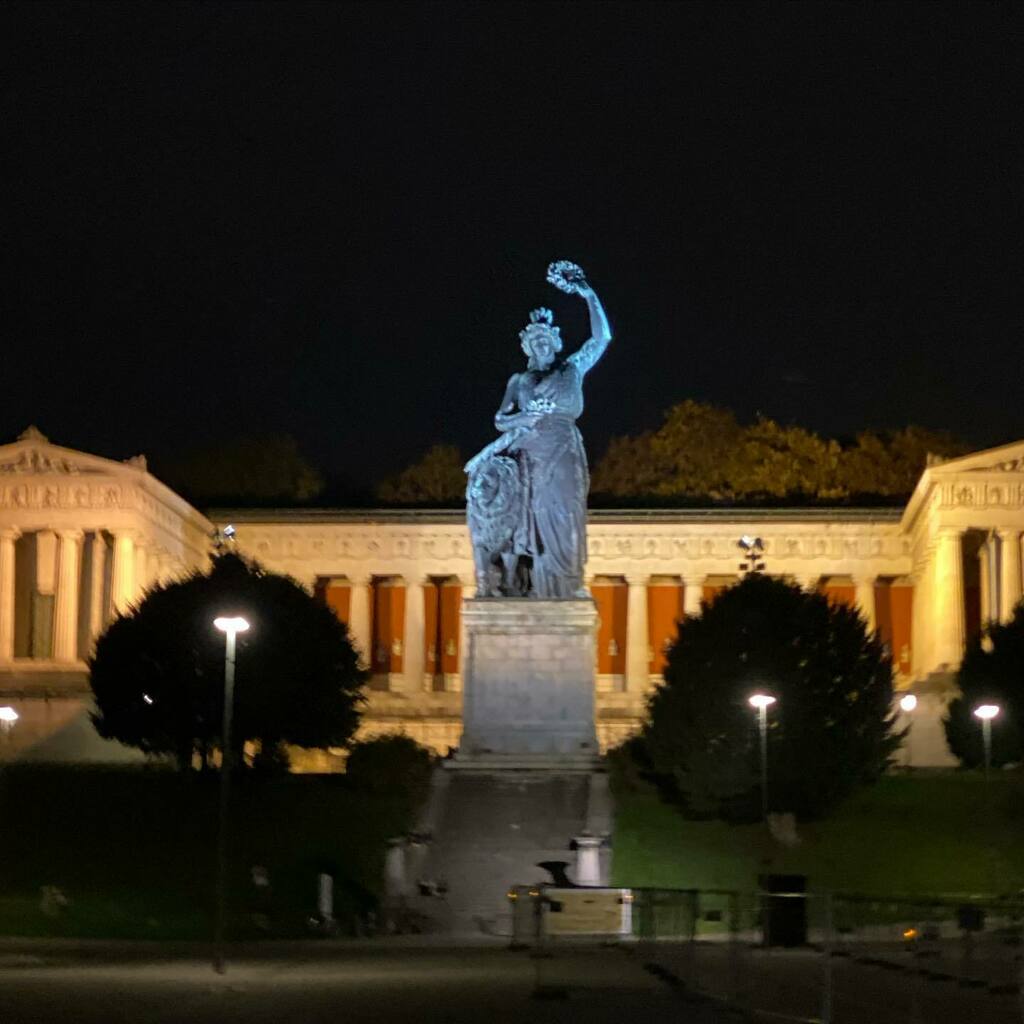So ist es und so wird es wieder sein: „Zwischen Kunst und Bier ist München wie ein Dorf zwischen Hügeln hingelagert.“ (Heinrich Heine) ♥️💪🏼🎡 #staystrong  #saveyourlocalgastro #zammhoitn #gemeinsamstark #muenchenhältzamm #muenchen #theresienwiese #mue… instagr.am/p/CG-6rNoJGz2/