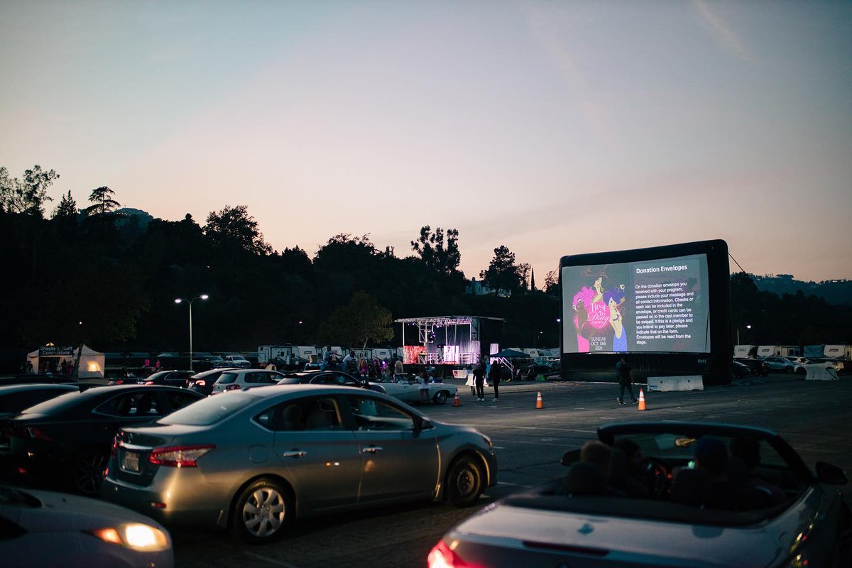FunFlicks's tweet photo. Drive-in at the Rosebowl! On our 40’ #airscreen https://t.co/xrzWEHkFIS https://t.co/XK6aJIZIYb