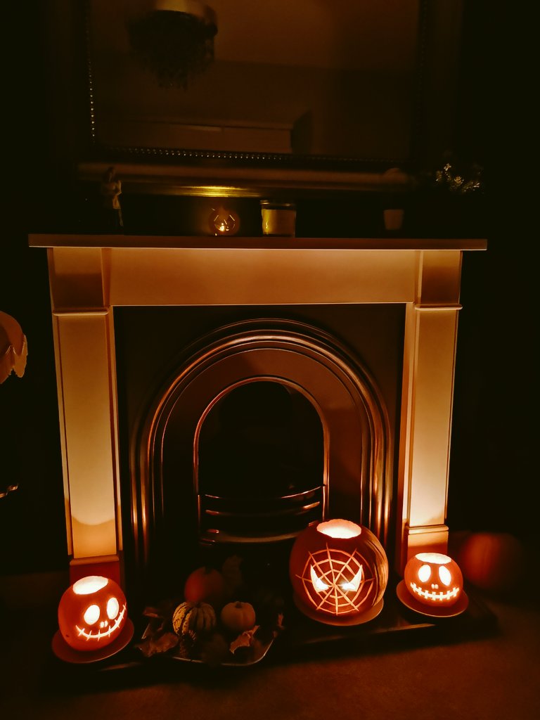TheMrDay84's tweet photo. Pumpkin carving with the family. #HalloweenAtHome https://t.co/dcH4PE9P38
