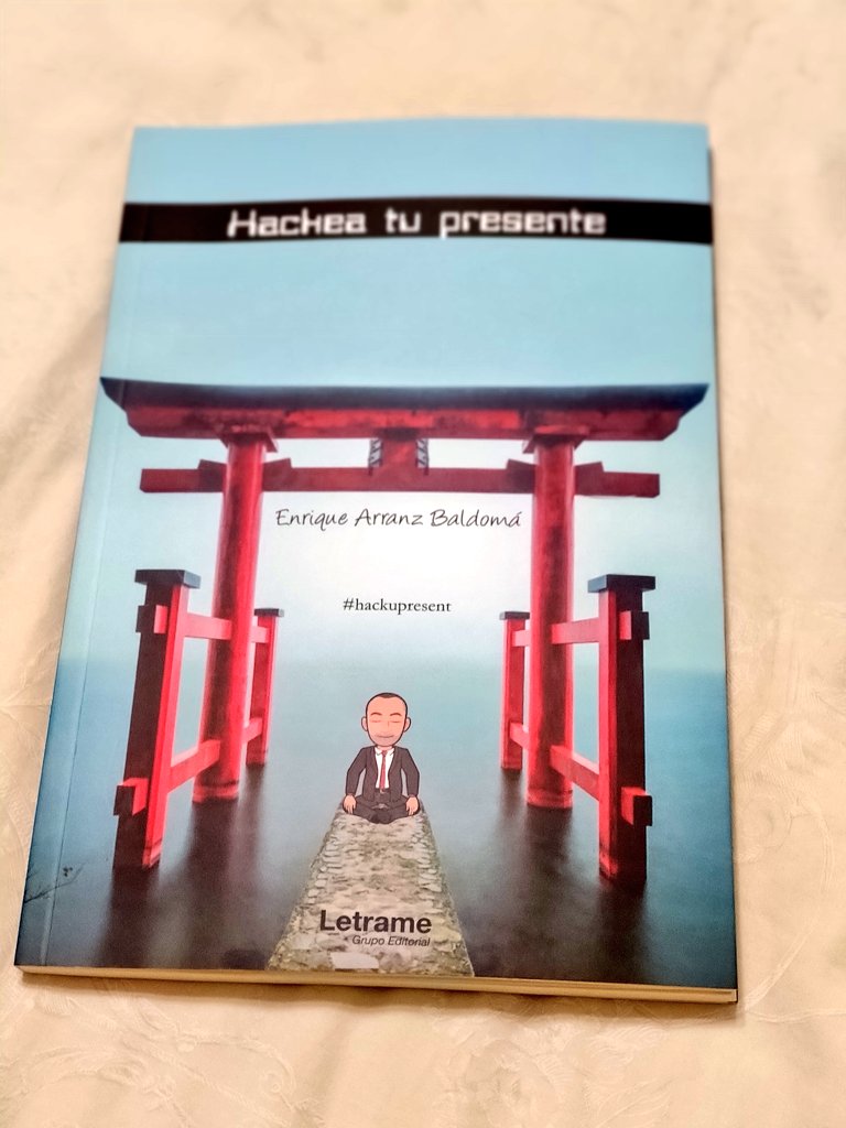 eduSatoe's tweet photo. Tenía ganas de leerlo y hoy es el momento. Gracias a @life4n6 por tus palabras y este "regalo de vida" del que ya pudimos disfrutar algunos privilegiados a altas horas de la noche en el cierre de un congreso de "locos". Un fuerte abrazo #hackupresent 👌😉 https://t.co/A72TFoSp59