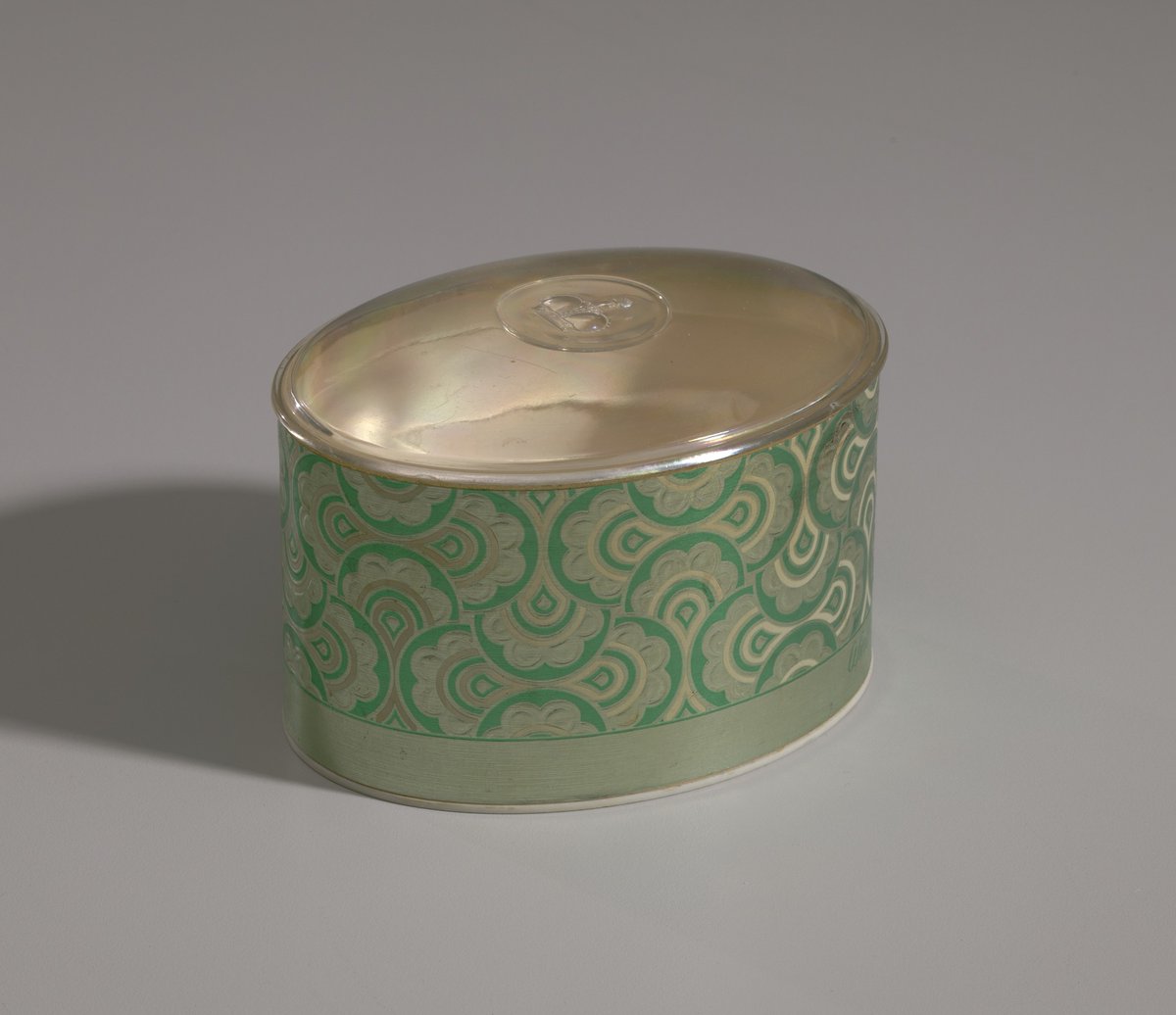 Green and gold makeup box from Mae's Millinery Shop, 1941-1994 https://t.co/ZxabtaBEyL #openaccess #museumarchive https://t.co/useFjRinZH