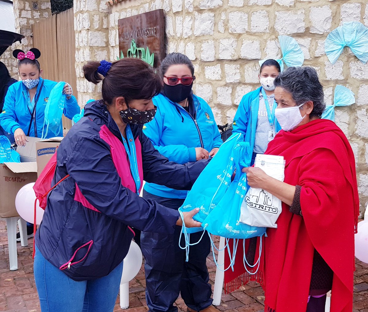 IMCTCajica's tweet photo. #CelebremosEnCasa Hoy apoyamos la entrega de dulces a los niños en diferentes sectores de @alcajica, gestión del alcalde Fabio Hernán Ramírez Rodríguez, la primera dama Gloria Martínez. Los padres de familia recibieron un detalle para los niños de 2 a 12 años
#CajicáSeQuedaEnCasa https://t.co/SRJd9LZRDl