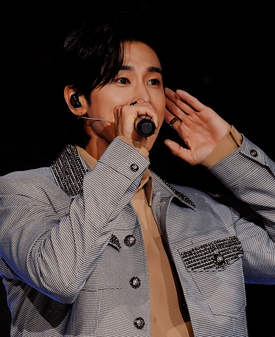 i was trying to find some pics & came across these edits i made for tumblr, which i guess i will drop here. they were super whitewashed originally, so here's a thread of my attempts at restoring melanin!tvxq from the tiktok concert: