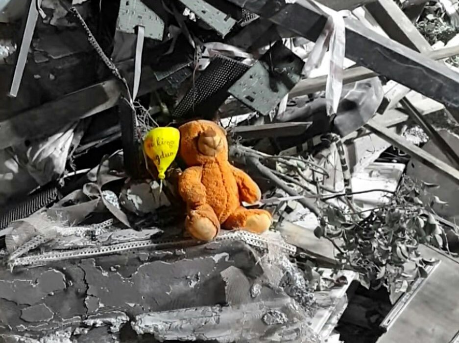 Kızgın olsanız da affedin. Konuşabilme imkanınız varken susmayın. Bir şeyleri değiştirme imkanınız varsa beklemeyin. Sevdiklerinizin ve sizi sevenlerin kıymetini bilin. Ölüm var. Her defasında bunu kendinize hatırlatmayı unutmayın çünkü hayat çok kısa. 
#Deprem #İzmir