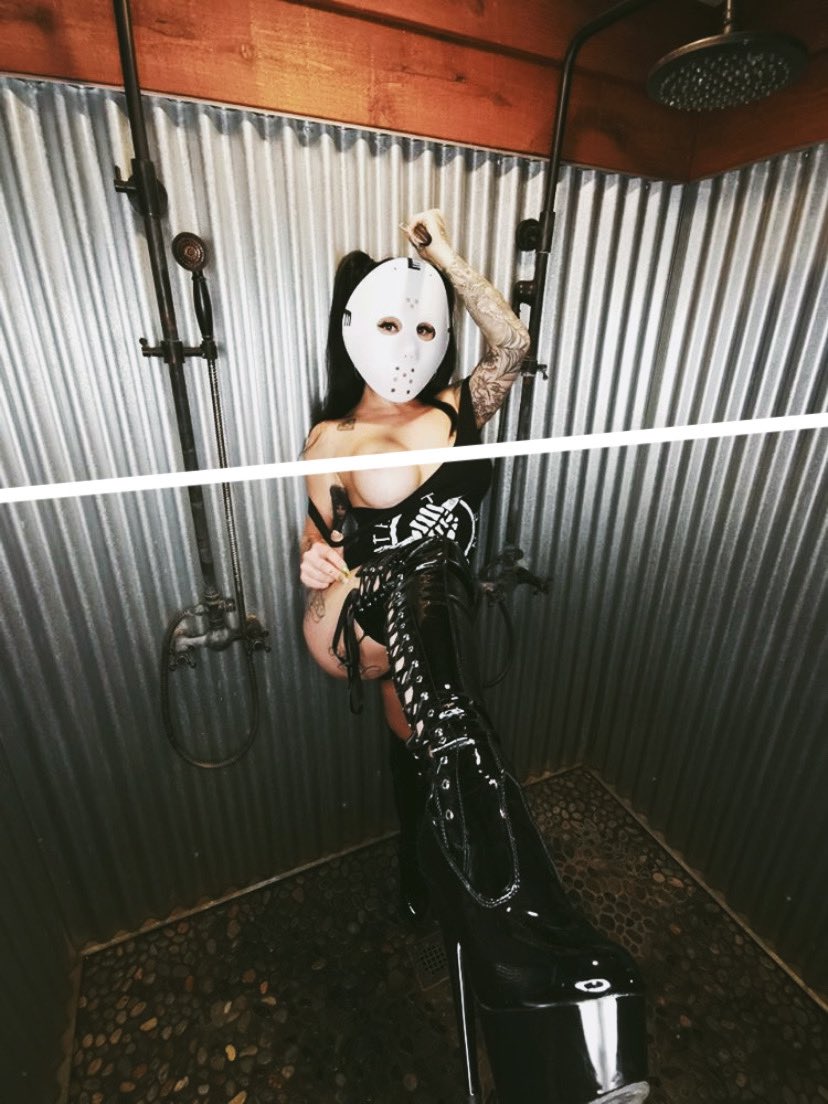 xomamajayne's tweet photo. Fuck around find out! Have you seen my latest posts on #onlyfans with @ Trust No One collective #LinkInBio #onlyfanspage #tattoomodels #inkedmodel #babe #itscalledmurderbaby #pleaserheels #Photoshoot #buyingcontent https://t.co/GPLqYqSKqV