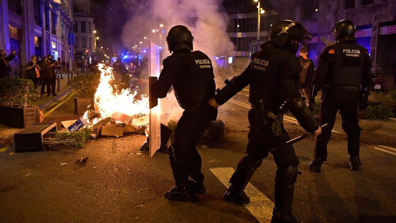 Barcelone: affrontements entre des manifestants opposés aux restrictions de circulation et des policiers
https://t.co/NI9YlBIbXv https://t.co/vnp3FJ3pVU