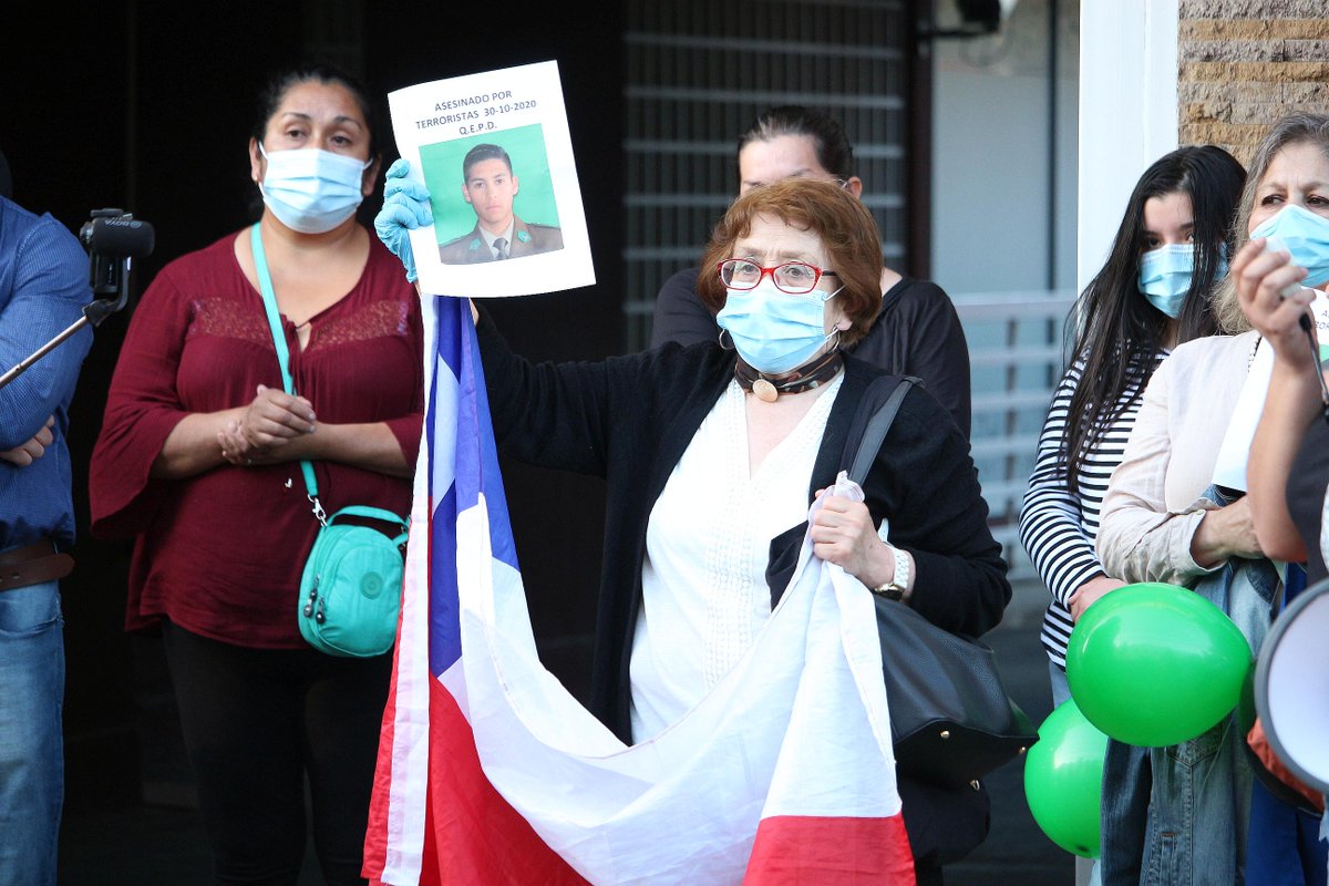CarabAraucania's tweet photo. Agradecemos el apoyo ciudadano que se registra a esta hora en la 2ª Comisaría #Temuco, unidad a la que pertenecía el Cabo 2° Eugenio Naín Caniumil (Q.E.P.D.), fallecido esta mañana en acto de servicio. https://t.co/r12yhhM2Vr
