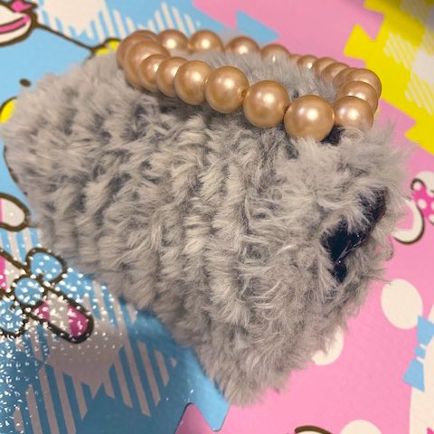 211_1135's tweet photo. 最近はもっぱら編み物ばっかりしてます。
ファーのポーチが好評で嬉しい。
まだイベントには出られそうにないですが作り続けてますよ～🌞✨✌️💪 https://t.co/jiRar2Wlqf