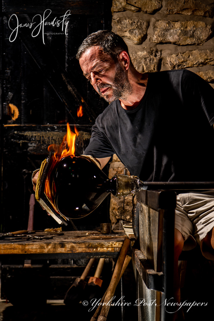 YPinPictures's tweet image. Great to get this weekend @yorkshirepost #Magazine cover from #contemporary #glassmakers @gilliesjones #GilliesJonesGlass #mastercraftsman true #artist at work #glassblowing @IanDayPix @MarisaCashill @BondChris73 @mikegauntdesign @JayMitchinson #picoftheday #photography #Lighting