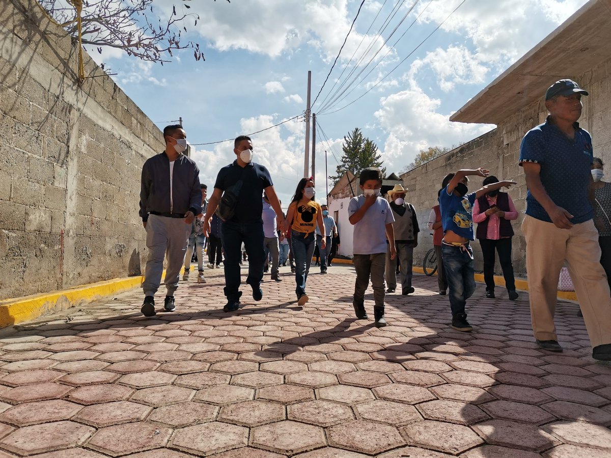 HTeotlalcingo's tweet photo. El día de hoy el Presidente Municipal en compañía de regidores y vecinos  inauguró el adoquinamiento de la Privada 20 de Noviembre en San Matías Atzala.
Después de días  de trabajo, es una realidad para los vecinos contar con una mejor vialidad. 
#JuntosLogramosGRANDESCOSAS https://t.co/TCT3uA7zej