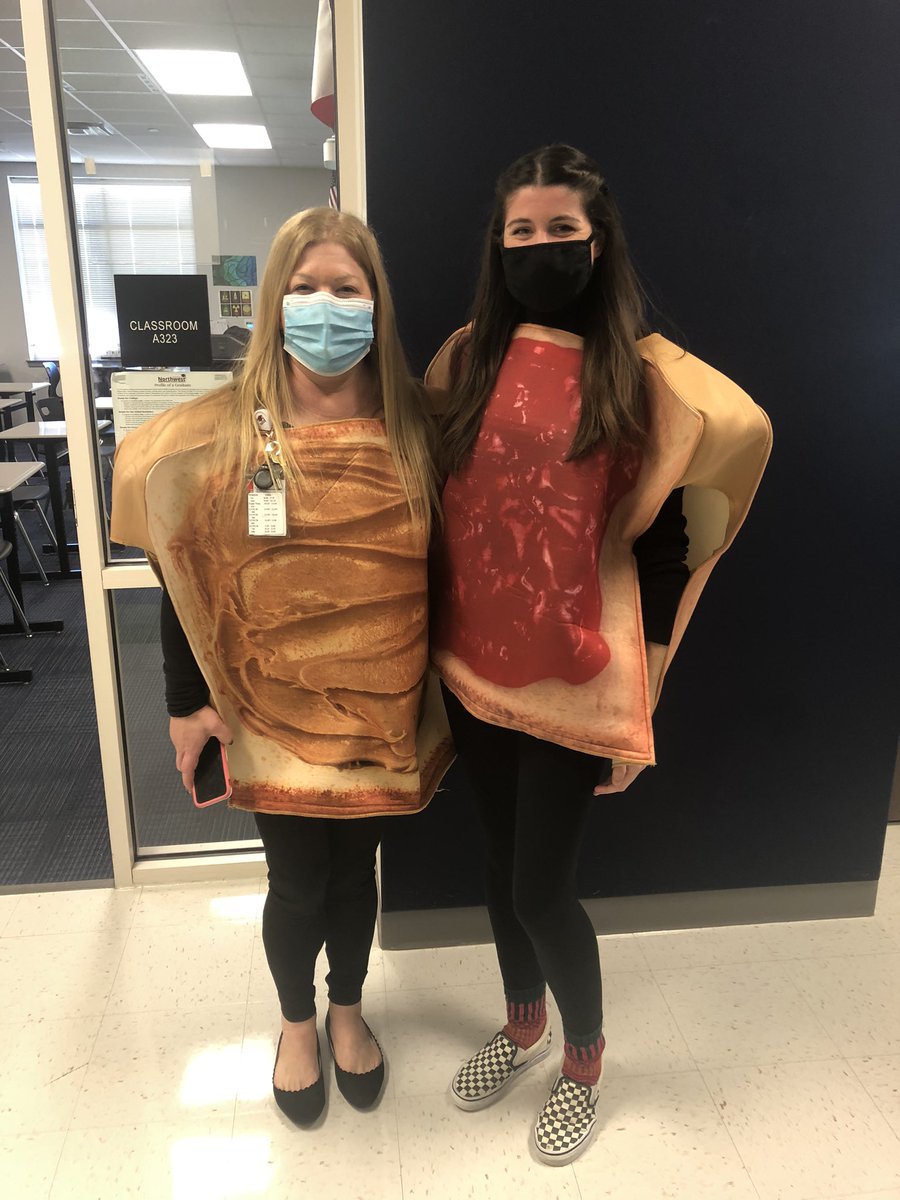 MsEasonELA's tweet photo. Happy early halloween from EHS 💚💙 https://t.co/rPS50DwWc3