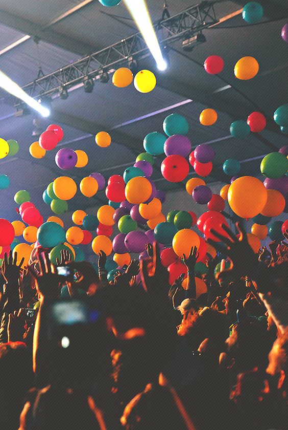 𝐎𝐜𝐭𝐮𝐛𝐫𝐞 30
𝐕𝐢𝐥𝐥𝐚 𝐑𝐁

—Llegado el cuarto día del festival las actividades no paraban, en la feria se podía hacer de todo; participar en concursos, subir a los juegos, comer y demás. Por la noche vendrían las presentaciones en vivo de Mamamxo y ACE en la feria.—