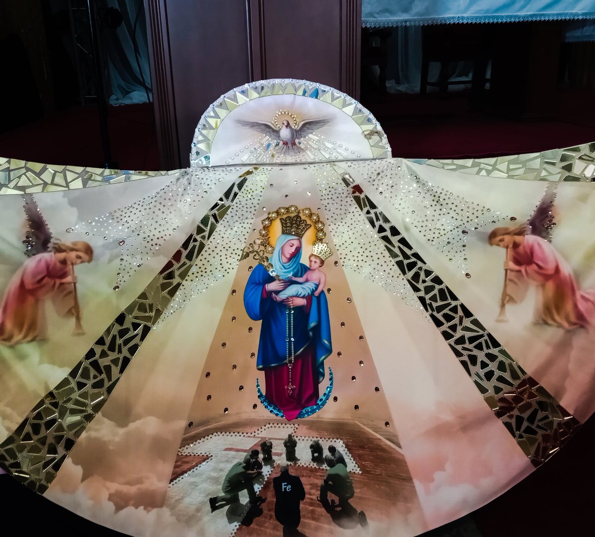 BasilicaChinita's tweet photo. Llenos de alegría presentamos los Mantos que lucirá la Sagrada Dama del Saladillo la Virgen del Rosario de Chiquinquirá durante sus Fiestas Patronales 2020. https://t.co/M6yeazRtg6