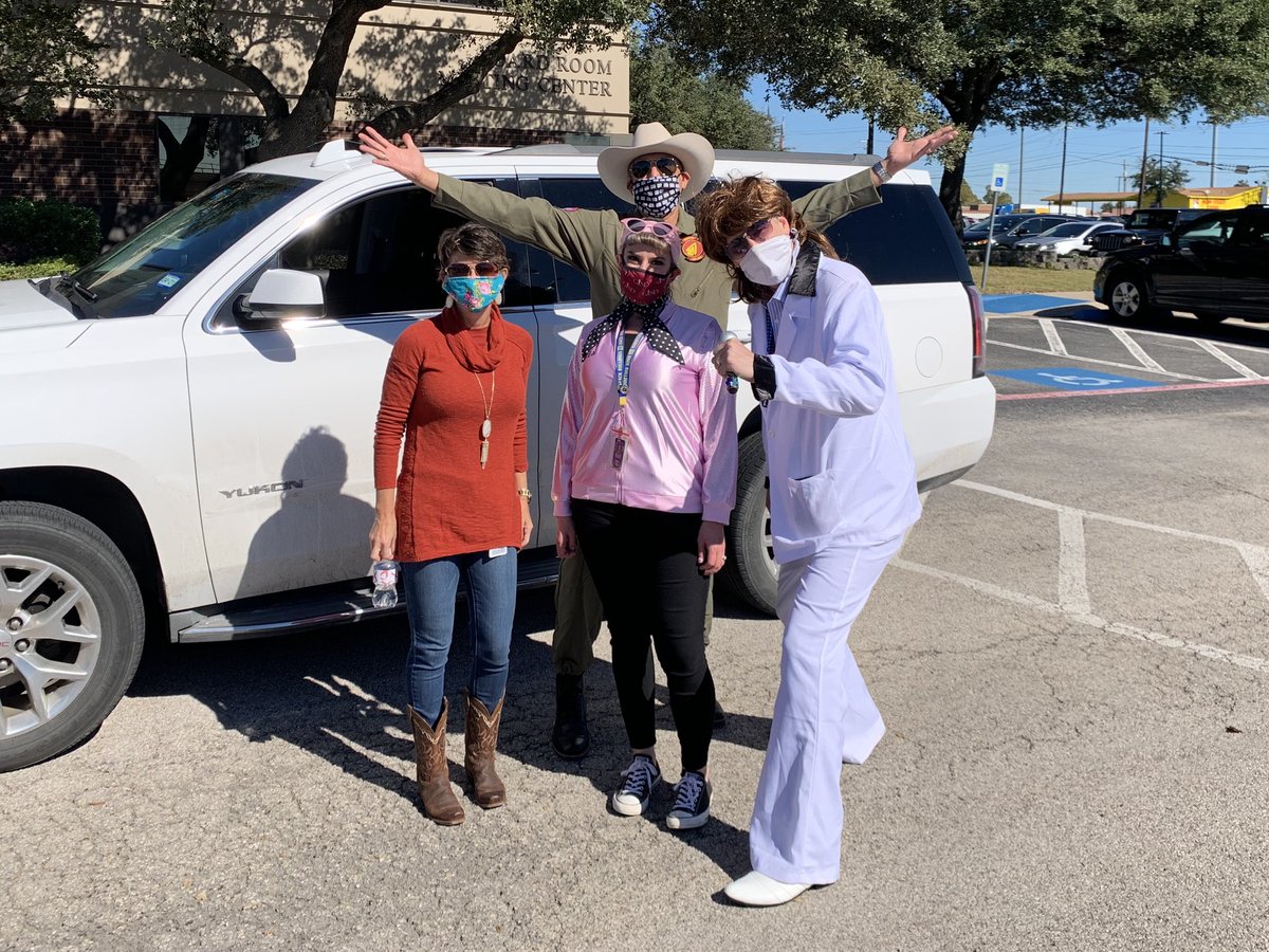 AJRamos727's tweet photo. Such a fun day! We had a socially distanced Spooktacular event at school AND our amazing district admin surprised principals with appreciation goodies. So thankful for my Back &amp; GISD family. #ChooseBack #ChooseGISD #greaselightning #pinkladies @AdamsTechEd @drlopez23 https://t.co/MW8gKtTyYg