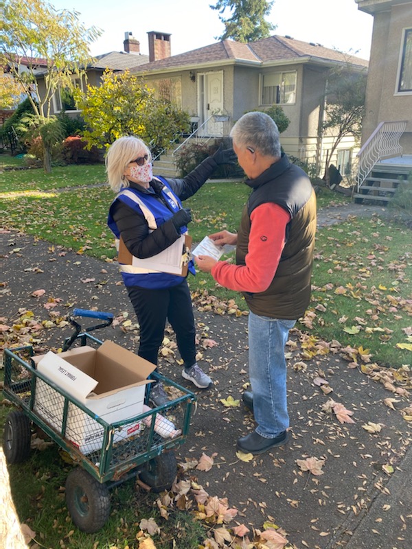 TheGWCPC's tweet photo. @VancouverFdn We started delivering #ProjectLandmark address plates to selected homes in GW Today. To learn more https://t.co/uxBLthLL4t #KnowYourLocation #VPD @CityofVancouver @bcblockwatch https://t.co/w9bh0eM0vs