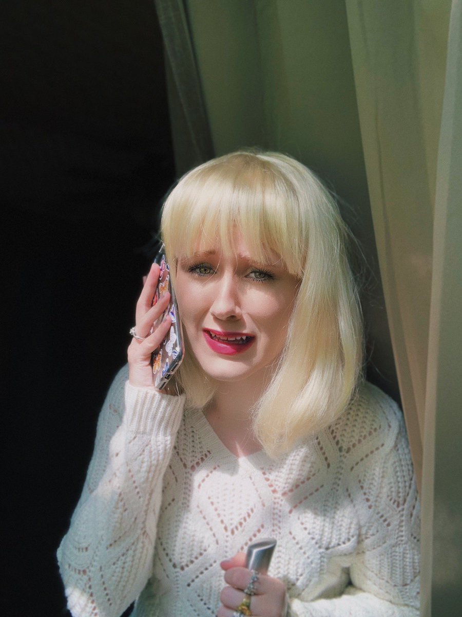 creeepycarly's tweet photo. my favorite look yet from my all time favorite movie 📞🔪 #drewscarrymore https://t.co/3jIYyD7s2e