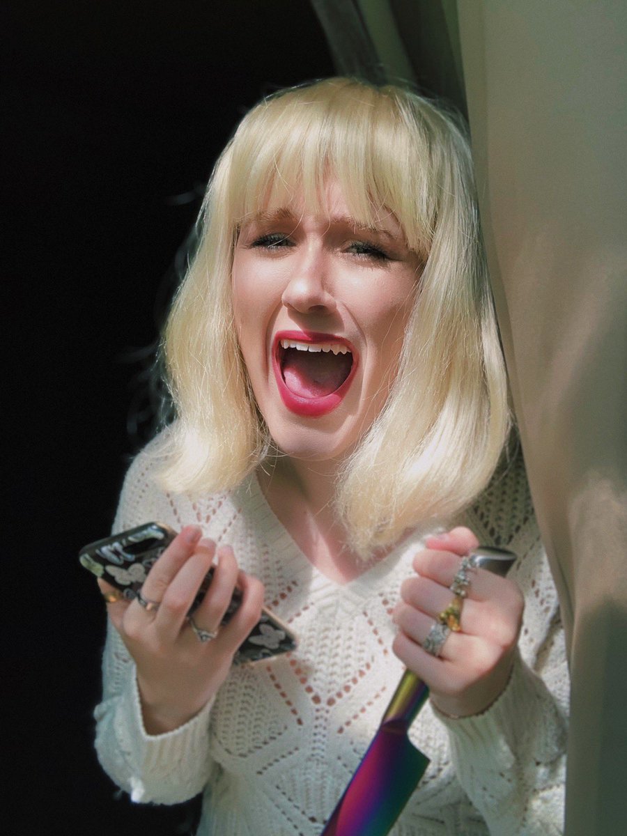 creeepycarly's tweet photo. my favorite look yet from my all time favorite movie 📞🔪 #drewscarrymore https://t.co/3jIYyD7s2e