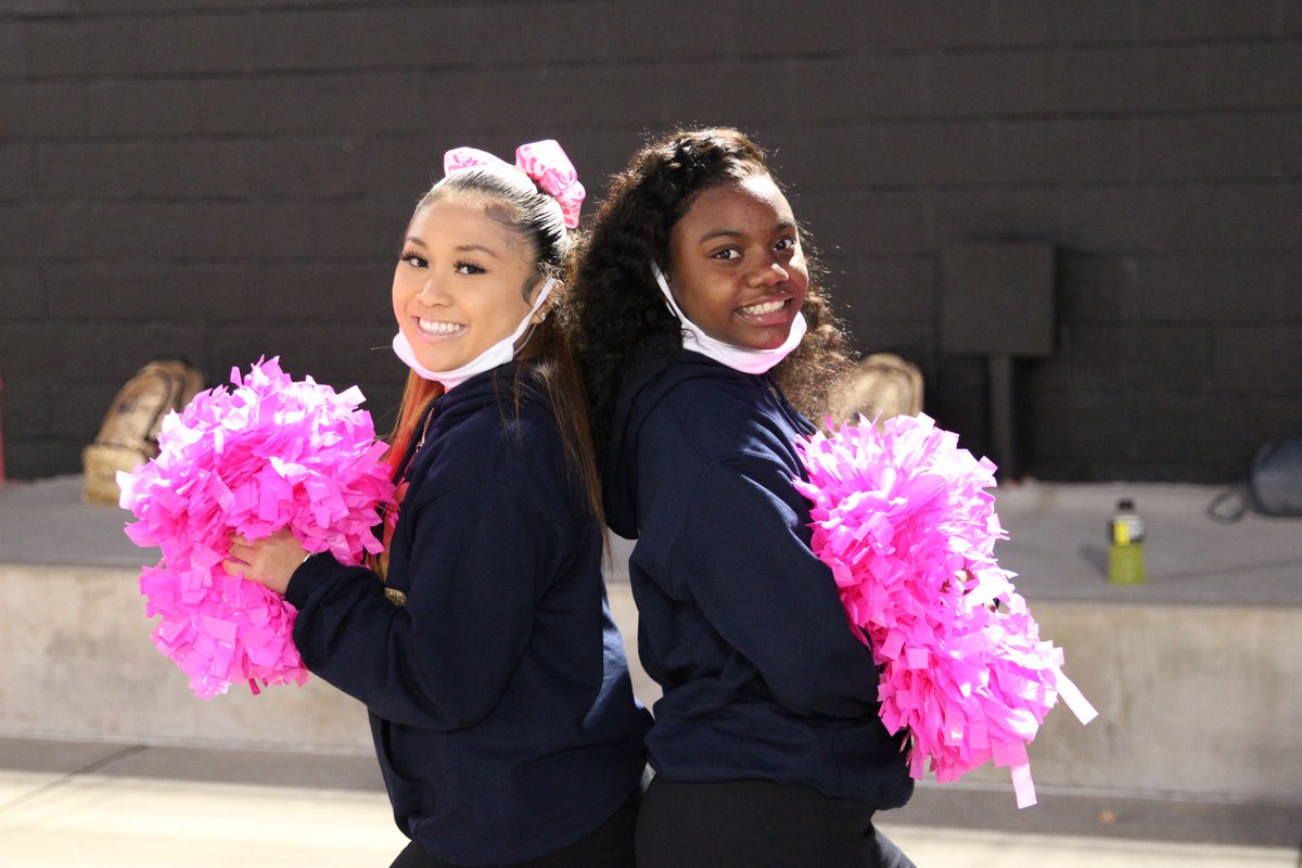 cdtitanscheer's tweet photo. Titans cheerleaders ready! https://t.co/RGbE66j2ED
