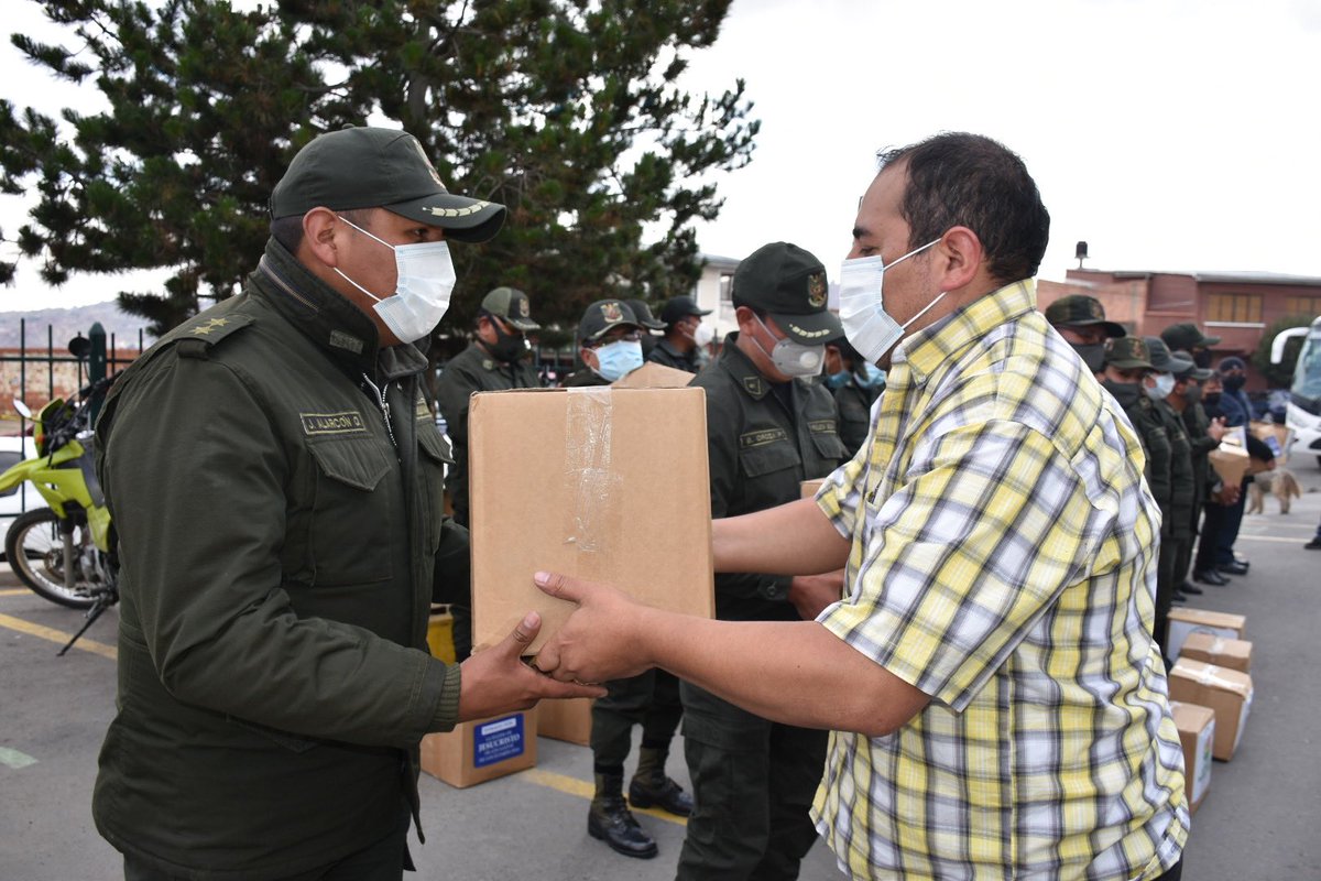 ViceminSegCiu's tweet photo. Viceministro de Seguridad Ciudadana @WilSantacho junto con la campaña solidaria “Hoy por ti, mañana por mi” hace entrega de productos alimenticios a la Estación Policial Integral “San Antonio” en la ciudad de La Paz. https://t.co/bMWPKkNtjW