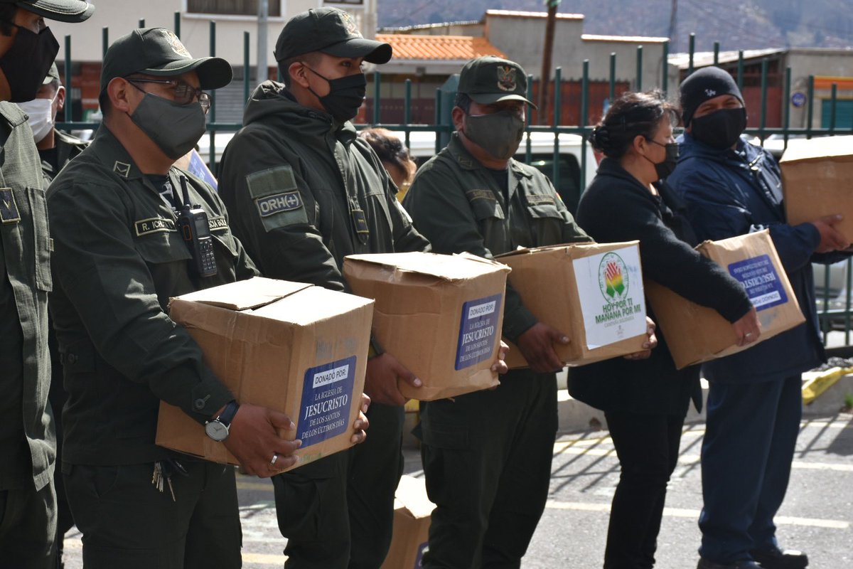 ViceminSegCiu's tweet photo. Viceministro de Seguridad Ciudadana @WilSantacho junto con la campaña solidaria “Hoy por ti, mañana por mi” hace entrega de productos alimenticios a la Estación Policial Integral “San Antonio” en la ciudad de La Paz. https://t.co/bMWPKkNtjW