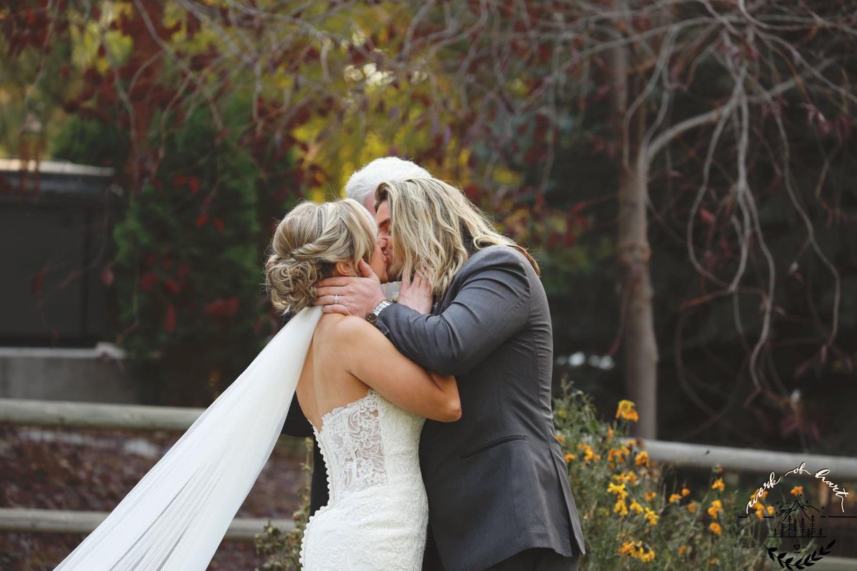 MadisonHenricks's tweet photo. Mr. &amp; Mrs. Henricks at last 💖 https://t.co/goVZ60HLqc