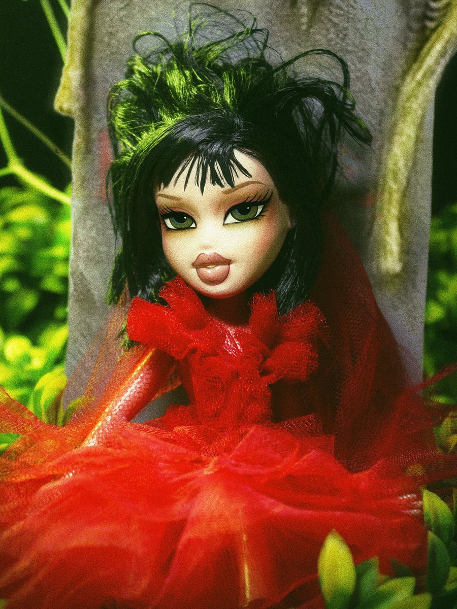 Bratz's tweet photo. I, myself, am strange and unusual ⚰️ #bratz https://t.co/art8VEqWJf