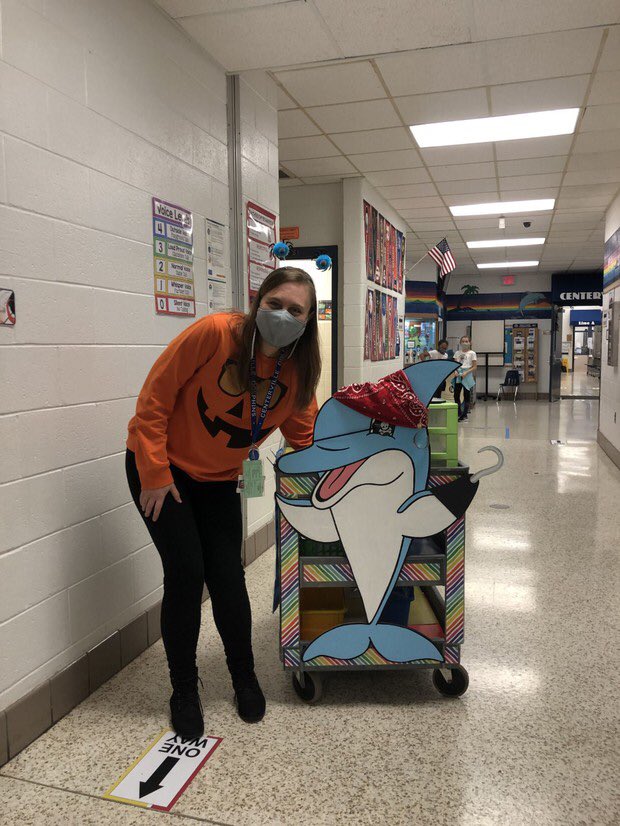 artwalkervb's tweet photo. Flippy was a pirate for Halloween today 🎃 #CESart #artonacart #adventuresofflippy @CentervilleVB https://t.co/aNhupMblNJ