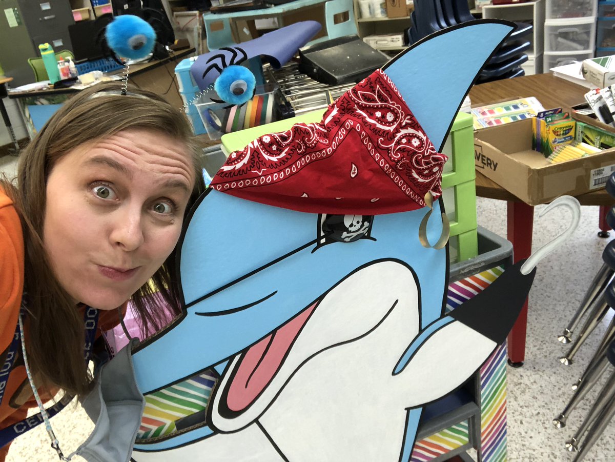 artwalkervb's tweet photo. Flippy was a pirate for Halloween today 🎃 #CESart #artonacart #adventuresofflippy @CentervilleVB https://t.co/aNhupMblNJ