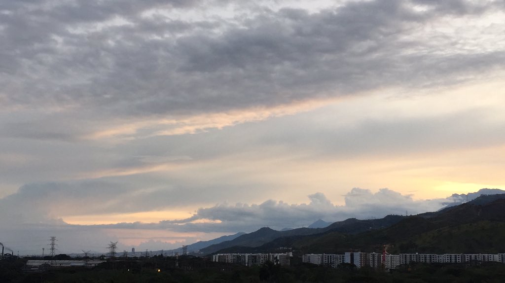 m_ecologico's tweet photo. Atardecer en Yumbo, Colombia. Comparte tu foto del atardecer. #MundoEcológico https://t.co/Zj9j6ugQ4e