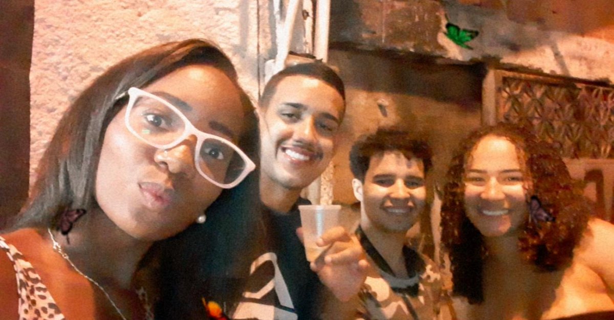 camila_jm4's tweet photo. #Tbbtdehoje #umSABADOmaravilhoso - A amizade é um amor que nunca morre, sempre vou leva vocês comigoo💕
@⁨Marcelinho⁩,Feliz aniversário! Muita luz em sua vida! Que seus dias sejam de intensa alegria e paz! Que haja fartura de bons sentimentos,bons momentos.🥳🙏❤️🎁🎉
#Tmjj❤ https://t.co/ReW4yqygPx