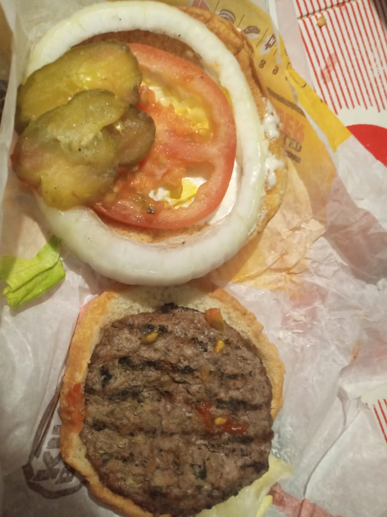 chongo_2011's tweet photo. @_burgerking_cl 

hice una compra por rappi de 12 mil a burger king y me llego esto??? que es??se le puede llamar hamburguesa??? https://t.co/n3x7TfPISr