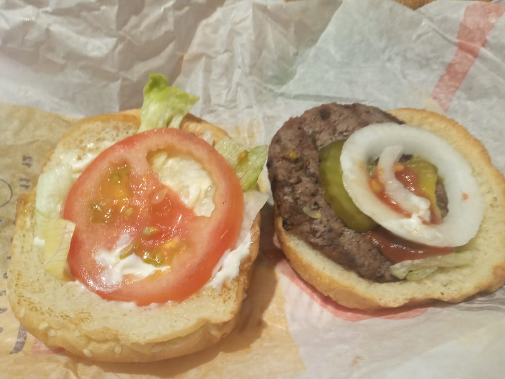 chongo_2011's tweet photo. hice una compra por rappi de 12 mil a burger king y me llego esto??? que es??se le puede llamar hamburguesa???@BurgerKing_cl,@RappiChile) https://t.co/vwr0m2eS0A