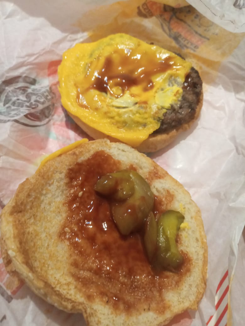 chongo_2011's tweet photo. hice una compra por rappi de 12 mil a burger king y me llego esto??? que es??se le puede llamar hamburguesa???@BurgerKing_cl,@RappiChile) https://t.co/vwr0m2eS0A
