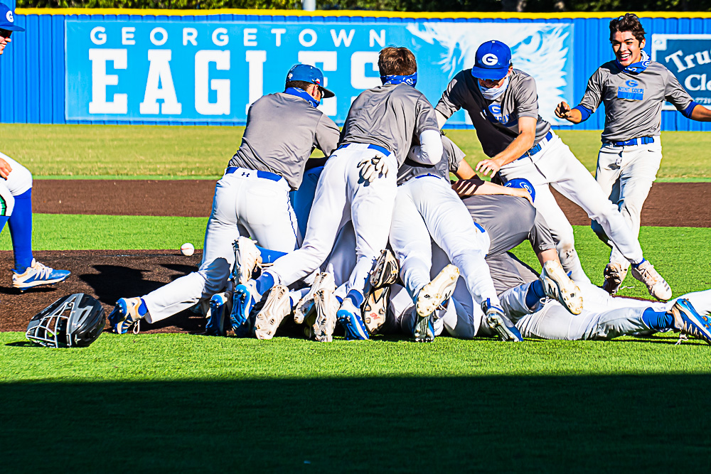 DonaldJBoyles's tweet photo. #DogPile Your Game Five winner, 2-1 Silver over Blue #FallWorldSeries #EFND #GeorgetownEagels https://t.co/G6kUB6L5xT