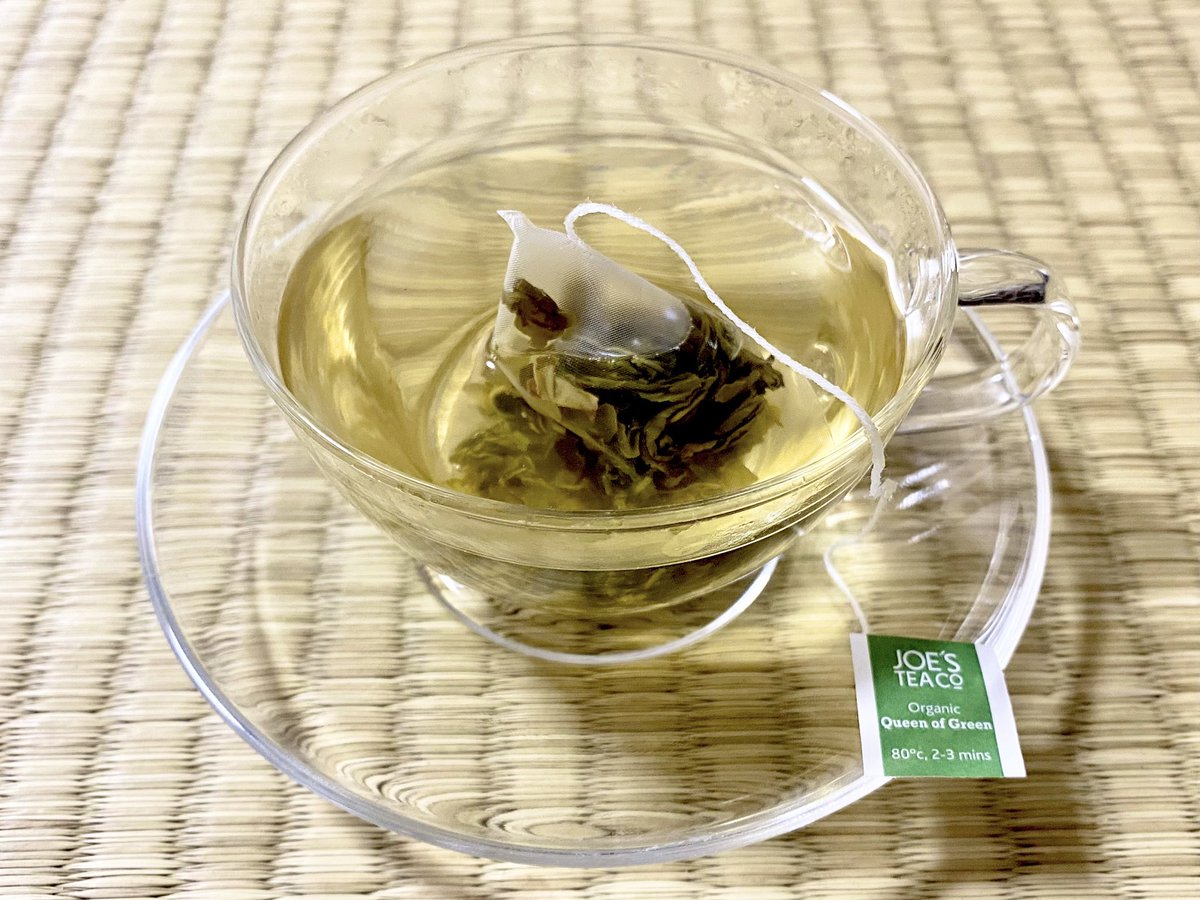 ochanosusume's tweet photo. こんにちは。
今日は、JOE’S TEAについて投稿です。Queen of Green (スリランカ産)をいただきました。煎茶ですが、日本茶より海外の緑茶に近い味です。有機煎茶を感じる味で、まろやかでほんの少しの苦味。奥から微かな華やかさを感じる。クセが少なく飲みやすい。
#JOESTEA
#ジョーズティー https://t.co/ktMqyrZajb
