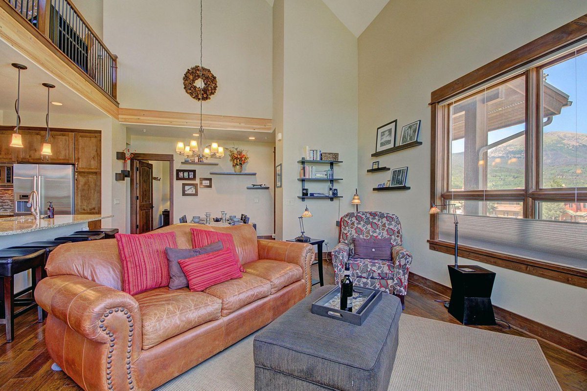 SkyRunSummit's tweet photo. Located in the heart of Frisco this gorgeous three bedroom townhome will amaze you with its high end, yet relaxing decor and its distinguished details. Kick back with SkyRun Vacation Rentals this Winter! ❄️ https://t.co/7UvCNC7vLk https://t.co/yE4G1K2J2D