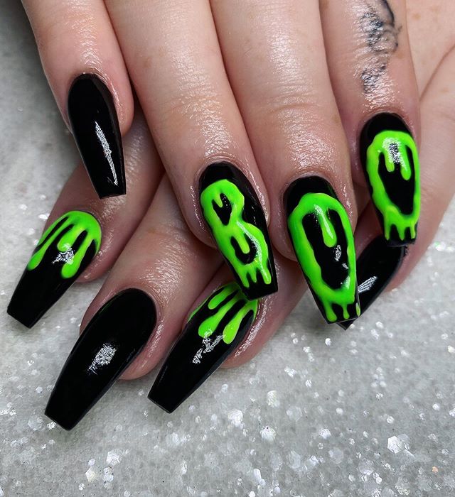Artistic_Nail's tweet photo. You’re clients are going to look absolutely BOO-tiful this Halloween with nails like these 👻 😉 Nails by @taylorallenesthetics using Artistic core shades available @saloncentric #ArtisticNailDesign #ArtistcNails #BlackNails #GhostNails #Boo #Bootiful #NailArt #HalloweenNails https://t.co/Zl3FZHGwjK