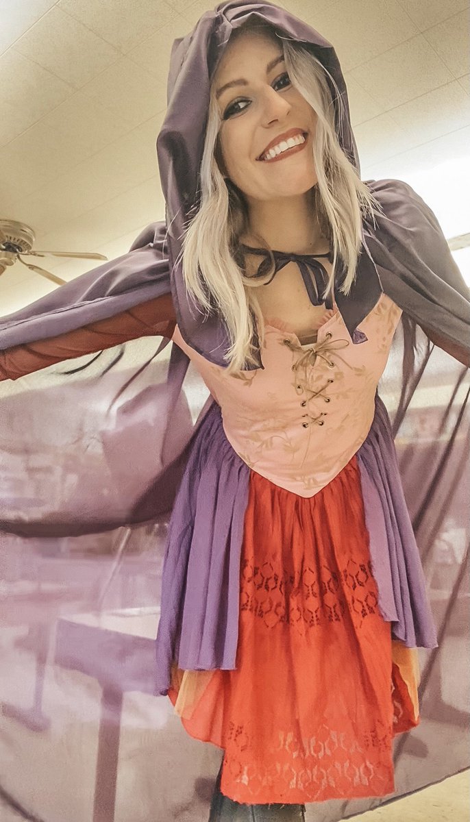 hillll_t's tweet photo. happy halloween 👻 #hocuspocus https://t.co/CX8py4woAq