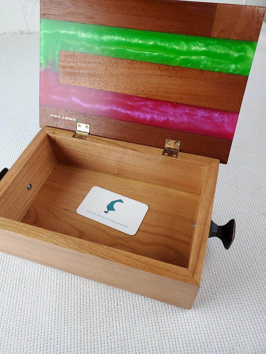 defiantartsco's tweet photo. Funky Keeper(box)
Mahogany and black cherry 
@defiantarts.co
@totalboat

#woodshop #woodworking #woodworker #woodart #woodworkingshop #cabinetmaker #carpenter #woodcraft #diy #maker #furnituremaker #craftsman #epoxyart #resinart #epoxy #resin  #mainewoodworker #mainelife #mainely https://t.co/oDL2CCLnFD